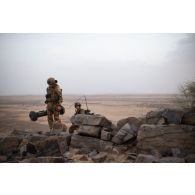Des soldats portent un missile moyenne portée (MMP) en haut d'un piton rocheux dans la région de Mopti, au Mali.