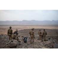 Des soldats installent un missile moyenne portée (MMP) au sommet d'un piton rocheux dans la région de Mopti, au Mali.