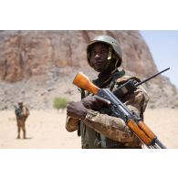 Un commando malien sécurise le périmètre du village de Nokara dans la région de Mopti, au Mali.