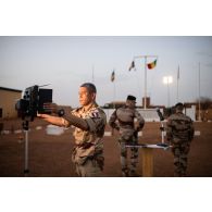 L'opérateur Akim règle l'éclairage pour la couverture vidéo de la cérémonie de Camerone 2021 à Gao, au Mali.