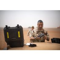 L'opérateur vidéo Akim prépare un drone pour des prises de vues aériennes à Gao, au Mali.