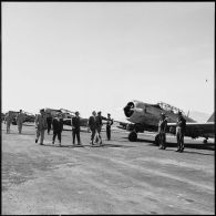 Aérodrome de Tebessa. André Morice et les généraux Paul Ely et Raoul Salan passent en revue le détachement Air équipé de T6.