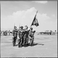 Aérodrome de Tebessa. Garde au drapeau du 8e régiment de parachutistes coloniaux (RPC).