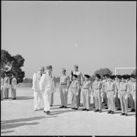 Koléa. Le général d'armée Raoul Salan passe devant les élèves de l'Ecole militaire préparatoire nord-africaine (EMPNA).