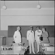 Koléa. Le général Salan et le général Allard visitent les locaux de l'école militaire préparatoire nord-africaine (EMPNA).
