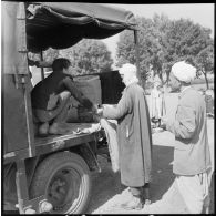 Distribution de semoule et d'huile au centre de regroupement de Taher El Achouet.