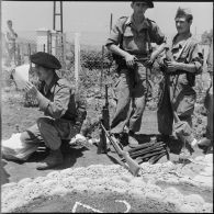 Récupération d'armes à la frontière tunisienne par le 25e bataillon de chasseurs alpins (BCA).