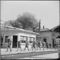 Gare de Constantine. Départ du 9e régiment de chasseurs parachutistes (RCP).