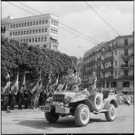 Cérémonie du 14 juillet à Alger. Le général Huet dans son Command Car.