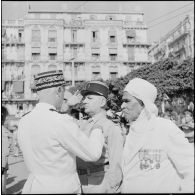 Cérémonie du 14 juillet à Alger. Remise de décoration par le général Salan.