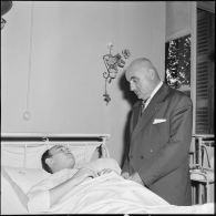 Alger. Le secrétaire d'Etat à la Marine Franck Arnal en visite à l'hôpital Maillot.