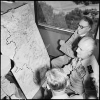 Région de Constantine. Le général Salan et André Morice étudient une carte.
