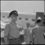 Aéroport d'Orléansville. Portrait du colonel Von Rosenthal attaché militaire d'Allemagne de l'Ouest.