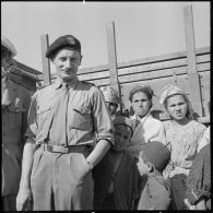 Medjadja. Un attaché militaire belge avec les enfants du douar.