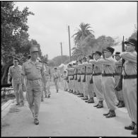 Tournée d'inspection du général Salan dans la région d'Alger.