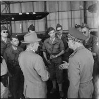 Base aérienne de Zenata. André Morice s'adresse aux troupes.