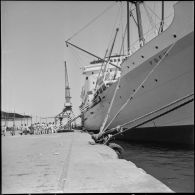 Le cargo Foch dans le port d'Alger.