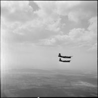 Avions moyens de bombardement Douglas B 26 Invader en vol.