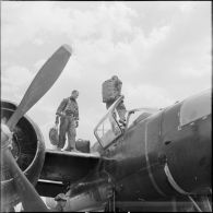 Equipage d'un avion de bombardement Douglas B 26 Invader montant à bord de l'appareil.