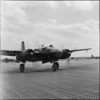 Avion de bombardement Douglas B 26 Invader prenant la piste.