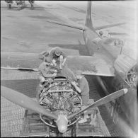 Mécaniciens révisant un moteur d'avion de bombardement Douglas B 26 Invader.