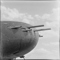 Mitrailleuses sur le nez d'un avion de bombardement Douglas B 26 Invader.