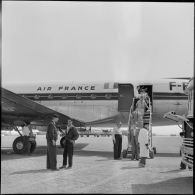 Avion Air France déposant des passagers sur la base aérienne opérationnelle (BAO) n°211 de Télergma.