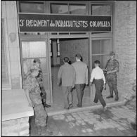 Arrivée de 3 chefs politiques du front de libération nationale (FLN) de la zone d'Alger au poste de commandement (PC) du 3ème régiment de parachutistes coloniaux (RPC).