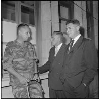 Le colonel Marcel Bigeard et Michel Gorlin assistant à l'interview des 3 chefs politiques du front de libération nationale (FLN).