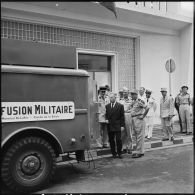 Monsieur Picquart, intendant militaire et Président du Comité d'Alger de la Fondation Maréchal de Lattre, remet le camion radiophonique au général Salan.