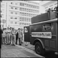 Les généraux Raoul Salan et Jacques Allard devant le camion radiophonique.