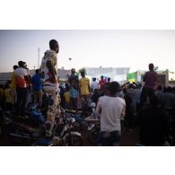 Des civils assistent à un concert à Gao, au Mali.
