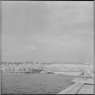 Une partie de l'escadre commandé par monsieur le vice-amiral Jozan dans le port d'Alger.