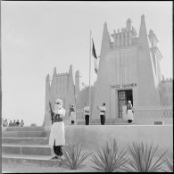 Le lever des couleurs avant la cérémonie, devant le musée saharien.