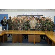 Photographie de groupe des participants à la réunion mensuelle de la coopération civilo-militaire.