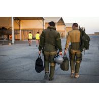 Des pilotes Rafale s'apprêtent à partir en mission sur la base aérienne projetée (BAP) en Jordanie.