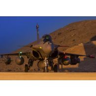 Un avion Rafale se tient prêt au décollage sur la piste de la base aérienne projetée (BAP) en Jordanie.