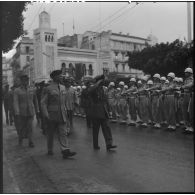 Le général Gracieux, adjoint au général Allard passe en revue les troupes, le général thaïlandais Senivongs de la délégation l'accompagne.