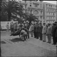 Dépot de gerbe par les attachés militaires étrangers. Le général thaïlandais Senivongs dépose la gerbe au monument aux morts d'Alger.