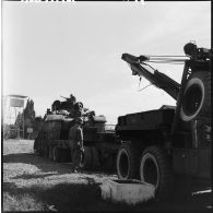 Chargement d'un char de dépannage Baldwin-pressed par un Ward la France type 1000 remorquant, par les soldats de la 407ème compagnie de réparation divisionnaire (CRD).