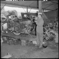 Des soldats de la 407ème compagnie de réparation divisionnaire (CRD) travaillent sur une moto de la marque Terrot.