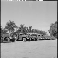 Camions de la 407ème compagnie de réparation divisionnaire (CRD).