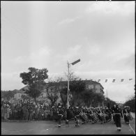 La foule et la musique du 3ème régiment des titrailleurs algériens (RTA) au défilé du 11 novembre 1957 à Sétif.