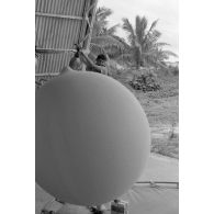 Un sergent gonfle un ballon sonde à la station météo de Tematangi. [Description en cours]