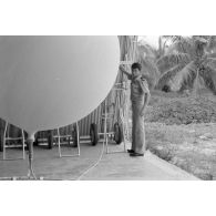 Un sergent gonfle un ballon sonde à la station météo de Tematangi. [Description en cours]