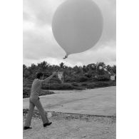 Un sergent lâche un ballon sonde à la station météo de Tematangi. [Description en cours]