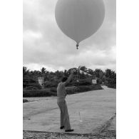 Un sergent lâche un ballon sonde à la station météo de Tematangi. [Description en cours]