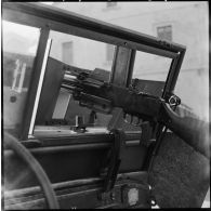 Jeep Willys MB blindée : détail du fusil mitrailleur FM 24/29.