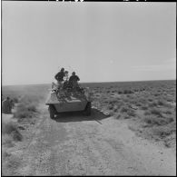 Patrouille dans le sud d'El-Aricha à bord d'un char Light armored car M8.