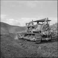 Un bulldozer à la construction de la route dans les monts du Tessala.